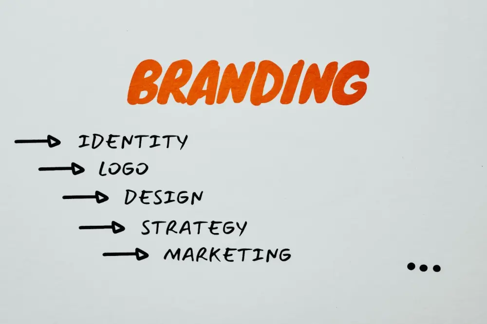 Kapan Bisnis Perlu Rebranding Total vs Sekadar Refresh Visual
